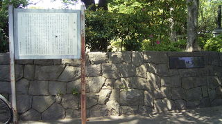 現在は公園入口に碑があります。