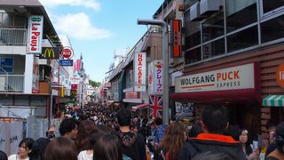 休日には多くの買い物客でごった返す場所です