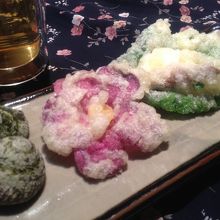 椿の花を天ぷら！　宿オリジナルのレシピ