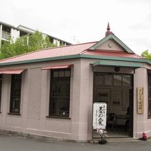 淡いピンク色の建物が印象的