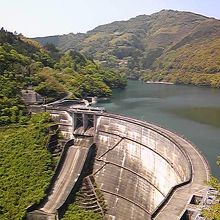 アーチ式、日本初のダム。