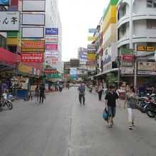 タニヤ通り、むらさき薬局外観