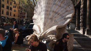 ベルベリーニ家の紋章である３匹の蜂がある噴水