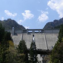 下の駐車場から見た大仁田ダム