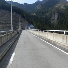 大仁田ダムの上の道路