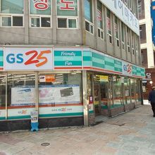 こちらのコンビニでチャージすることができます。