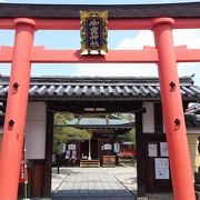 真っ赤な鳥居が目印のこじんまりとした神社