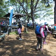 裏高尾縦走コースの景信山山頂の茶屋