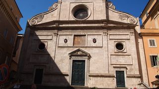 カラヴァッジョなどの絵画があるルネッサンス様式の教会