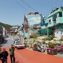 カラフルな家々が並んでいます。