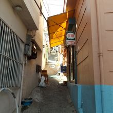 路地に入るとこんな感じです。