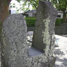 首に掛けられそうではありますが