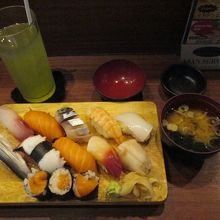 お寿司の握りセット３２０バーツ