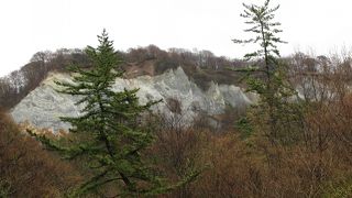 むき出しの岩肌