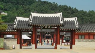 正殿の奉寿堂を守る