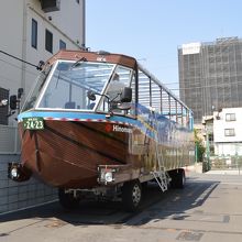 船体に車が付いています。上部は、バスの座席が並びます。