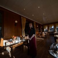 姉妹の2人目と朝食レストラン