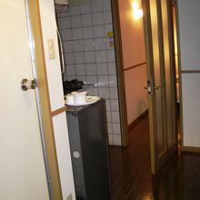 玄関からの写真で3畳程度のキッチンの奥がベッドルーム