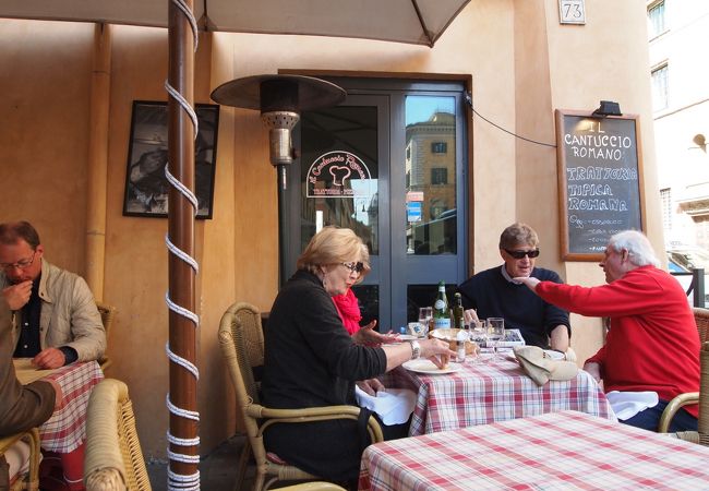 ナヴォナ広場の東側の通りにあるレストラン、カフェ