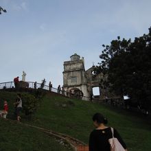 坂道を登った先に