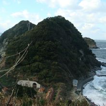 灯台に向かう遊歩道から半島先端部をのぞむ