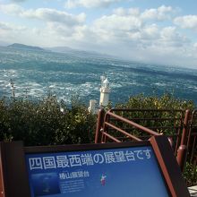 灯台の近くにある椿山展望台。灯台も見えています。