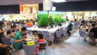 大きいフードコート