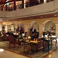 吹き抜けの落ち着いた感じのロビー