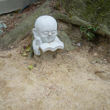 メガネかけた地蔵もいました