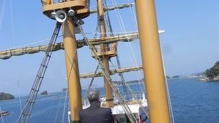 展望台から見下ろした島々を船で巡る快適さ