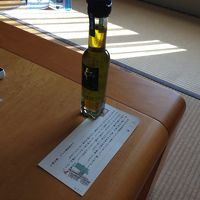 部屋にオリーブオイルのお土産がありました。