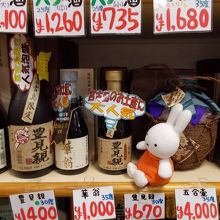 色んな種類の泡盛があります。店員さんと相談した方が良いですね