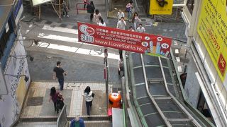 エスカレーターは1本のため、上りか下りか時間帯によってどちらか一方、メンテナンスの時は使えません。