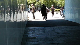 警視庁のそばの皇居への入口