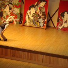 イナバウアーのマネをするわたし。このあとひっくり返る。