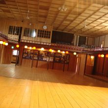 舞台から客席をのぞむ。