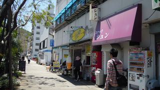 ジャカランダ並木道＆海沿いのカフェ