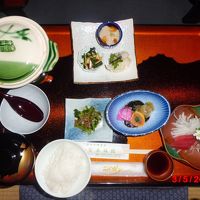 焼き立てヤマメ、季節の天ぷら、吸い物、戸隠蕎麦もつくお料理
