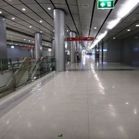 エアポート・レール・リンクのコンコース上を通りぬけ