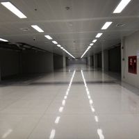 テナントが一つも入っていない商業ゾーンを通りぬけるとホテル