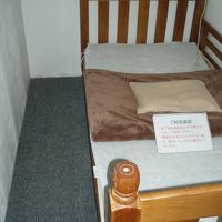 ドミトリー・・・両側にはべニア板の仕切り、通路側にカーテン有