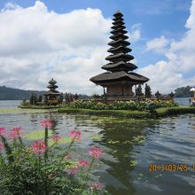 ウルン ダヌ ブラタン寺院