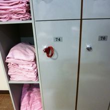着替えのロッカー室　ピンク服が着替え