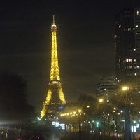 暗くて見難いですが、右側のビルがホテルです。