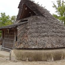 竪穴式住居の復元