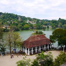 仏歯寺の博物館のバルコニーから見たキャンディ湖。