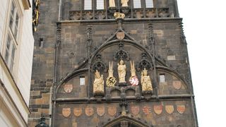 絶景・カレル橋を上から眺める・旧市街側のカレル橋への入口門