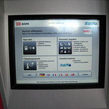 チケット購入は左上、言語選択は下の国旗をタッチして変更