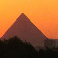ホテルの屋上から夕日に照らされるピラミッドを楽しむ。
