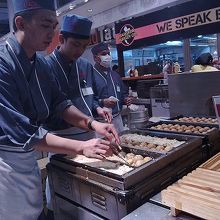 慣れた手つきで焼いてます